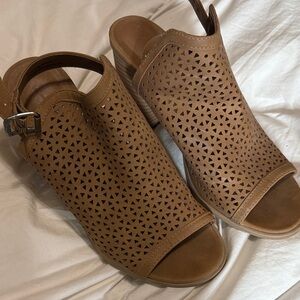 Universal Threads Perforated Women's Sandals Size 9